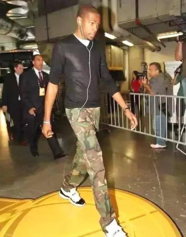 杜兰特戴粉色帽子,杜兰特穿便装戴帽子