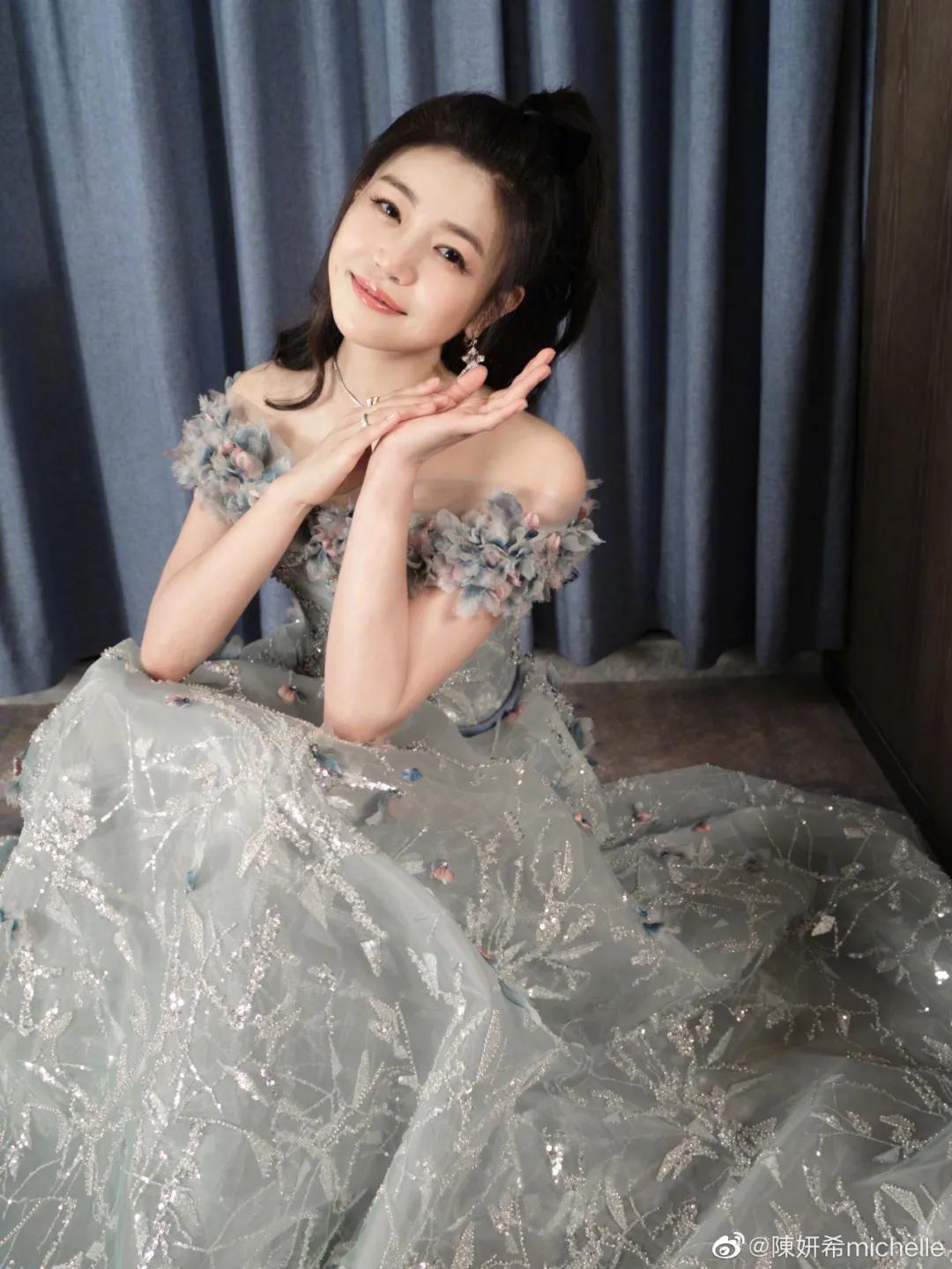 明星同款发型女赵露思披半头发,中长发细软赵露思发型