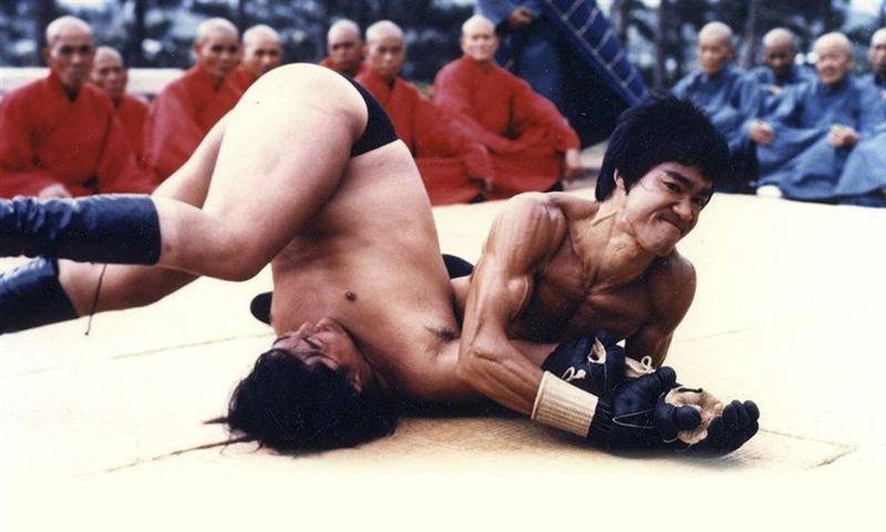 李小龙传奇打黑社会老大,李小龙传奇第一次打倒黄皮小子