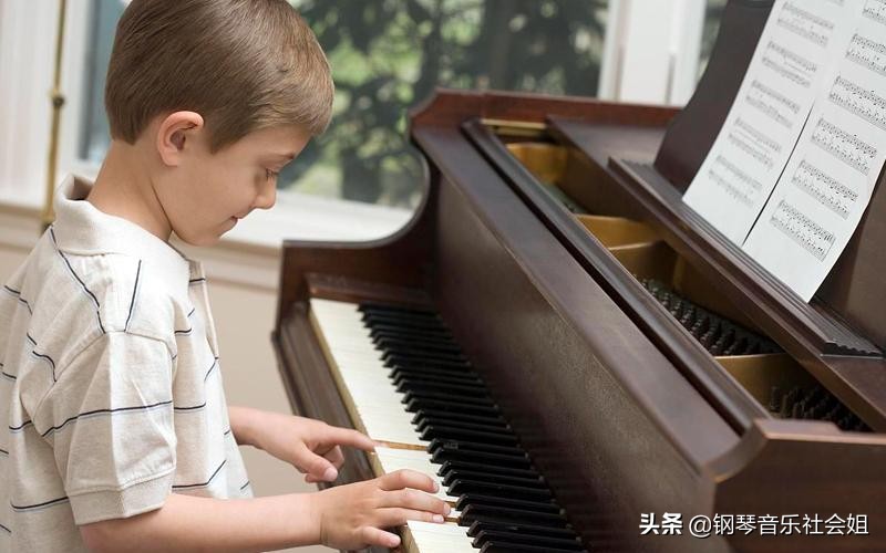 弹钢琴的人都知道的曲子,弹钢琴的人为什么不看键盘