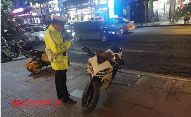 赛摩飙车遇到警察视频,赛摩车炸街事件