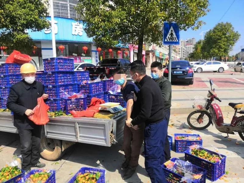 赣州一大老板返乡被警察当街带走,原来是他竟是名网逃