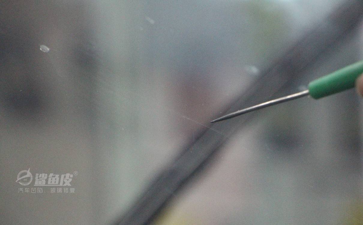 汽车玻璃修复原理方法及注意事项,汽车玻璃被石子磕了个坑怎么修复