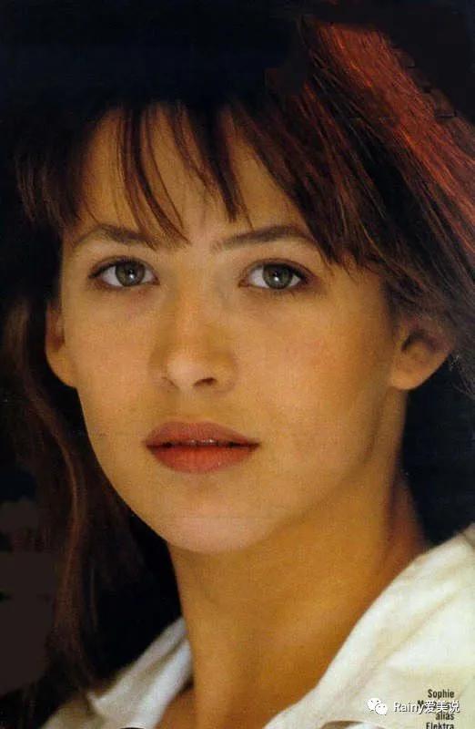 牙缝大、脸盘方，这位“法兰西玫瑰”是怎么美出了自己的特色？