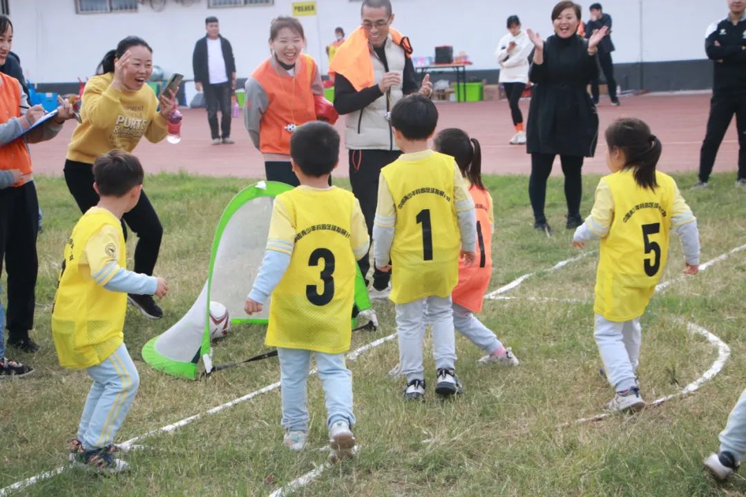 「五彩球运动」“宝贝向前冲”红黄蓝五彩球运动激情开幕