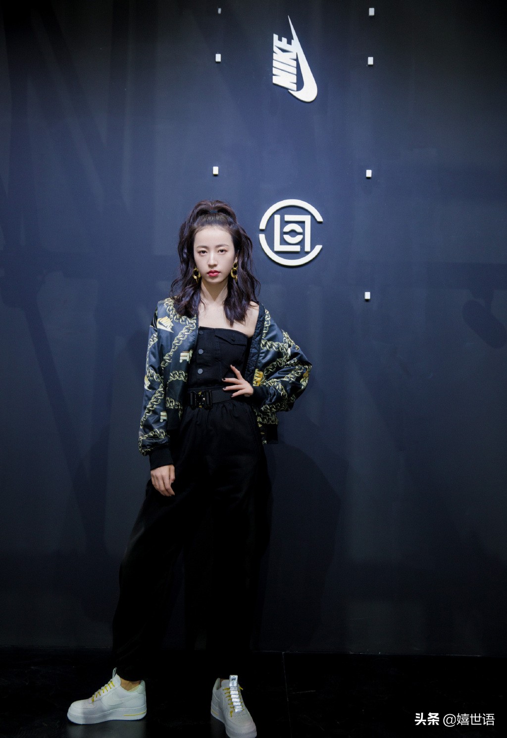 周雨彤穿板鞋图片,周雨彤spell牛仔裤穿搭