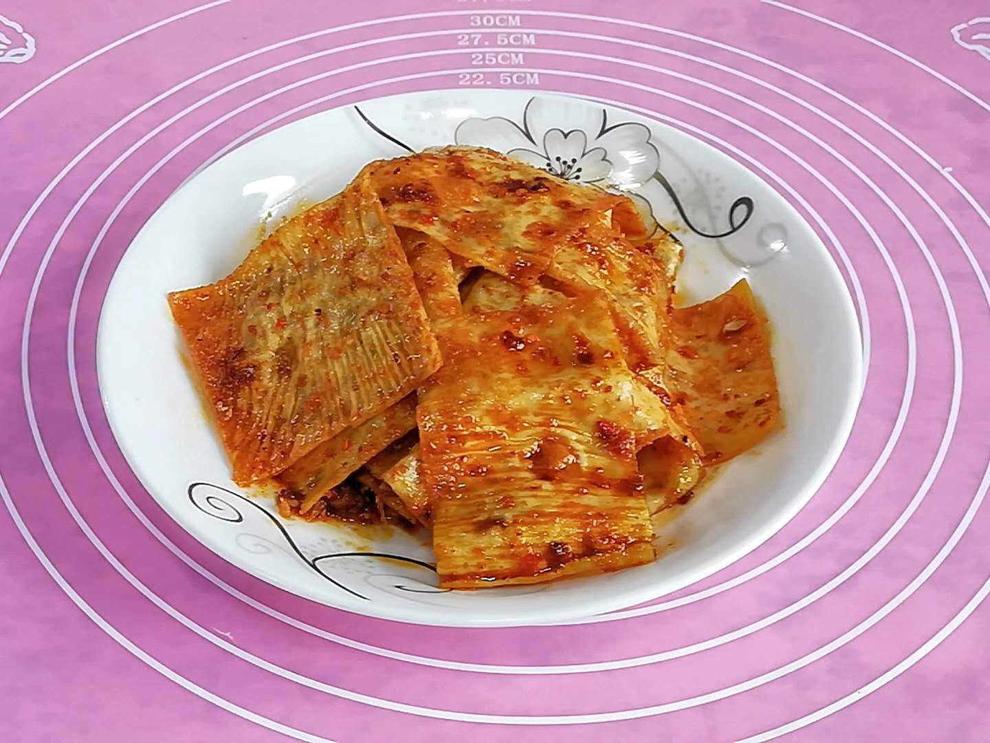 想吃辣条不用买教你在家制作辣条,只要你想吃辣条就能做出各种味道