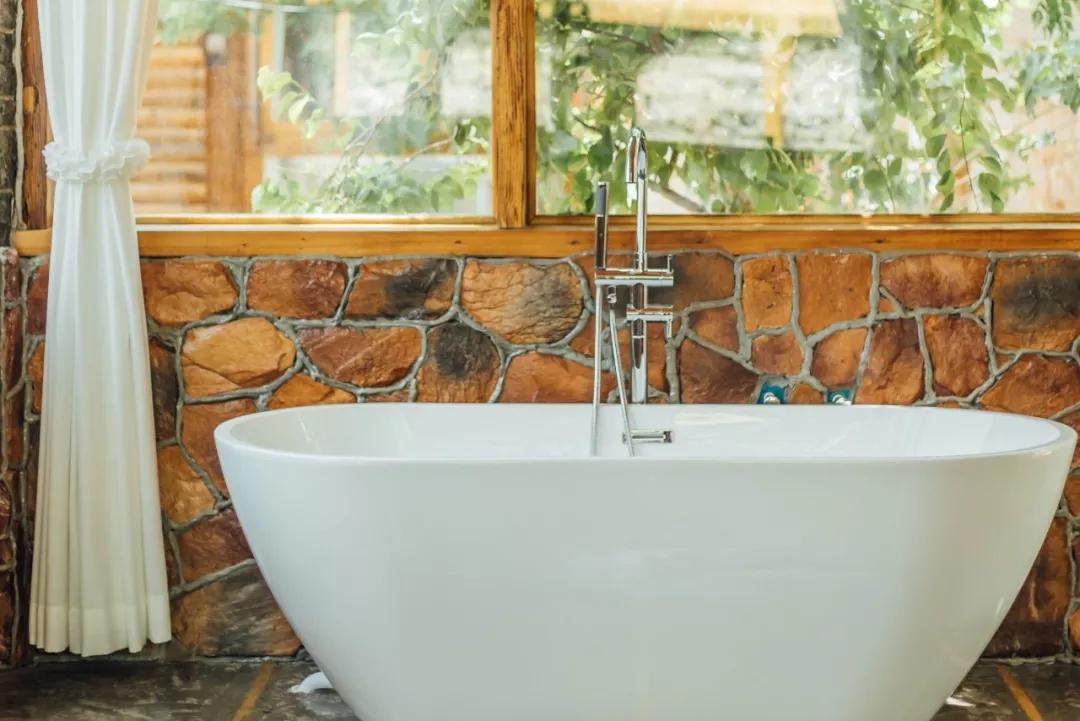 神仙眷侣辞掉高薪工作，爆改废弃山谷，造无边恒温泡池，全景树屋