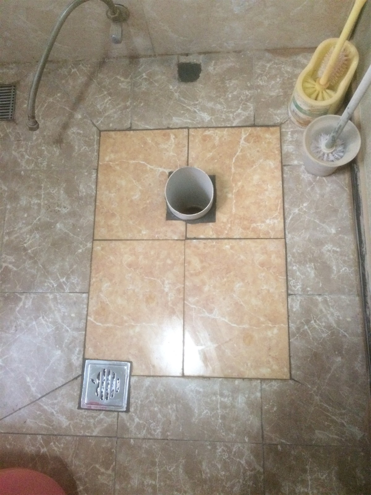 钢锯条锯马桶下水管多余部分,马桶下水管被师傅切平了