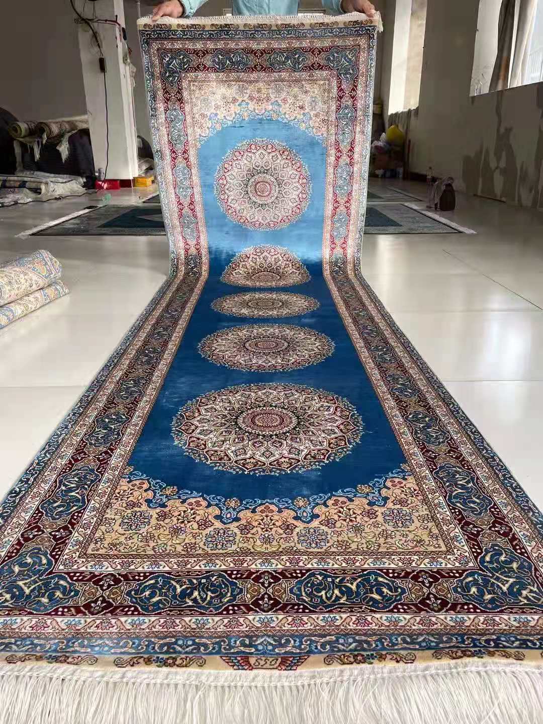 为什么在市场上很少见到纯手工打结编织而成的真丝地毯呢？