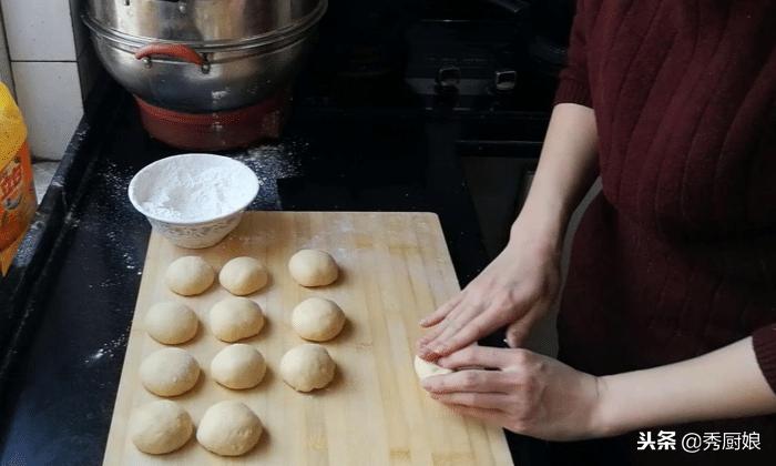 普通面粉自制蜂蜜小面包,3分钟制作蜂蜜小面包香甜酥软