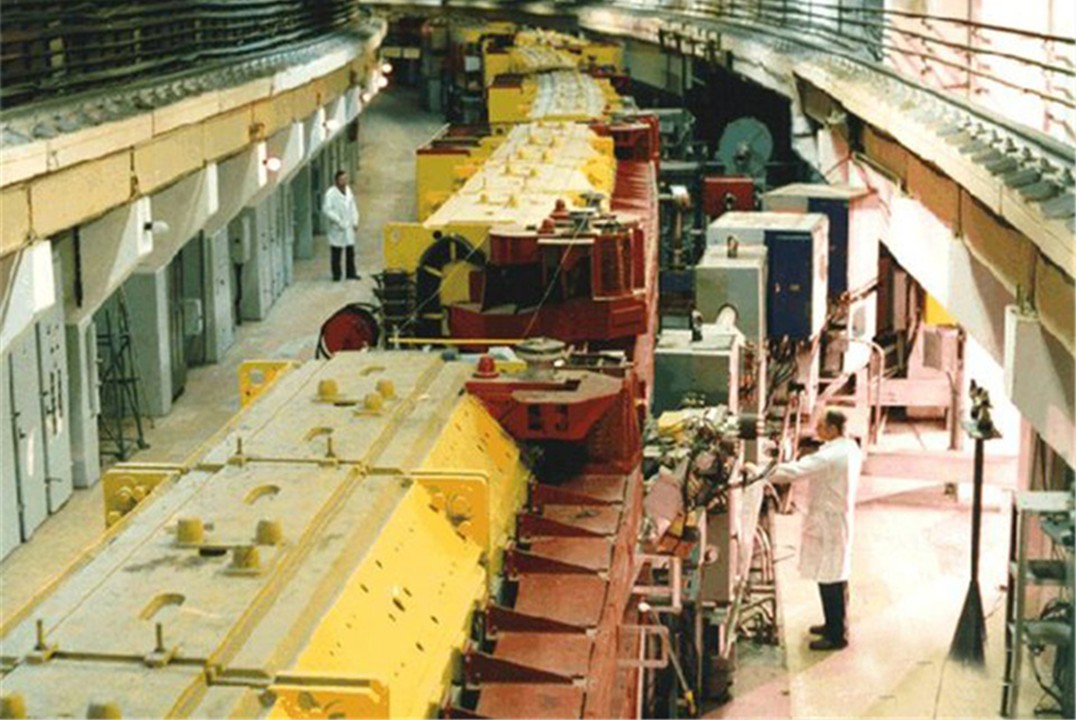 他把头伸进粒子加速器，被接近光速的质子束“轰击”，最后怎样了