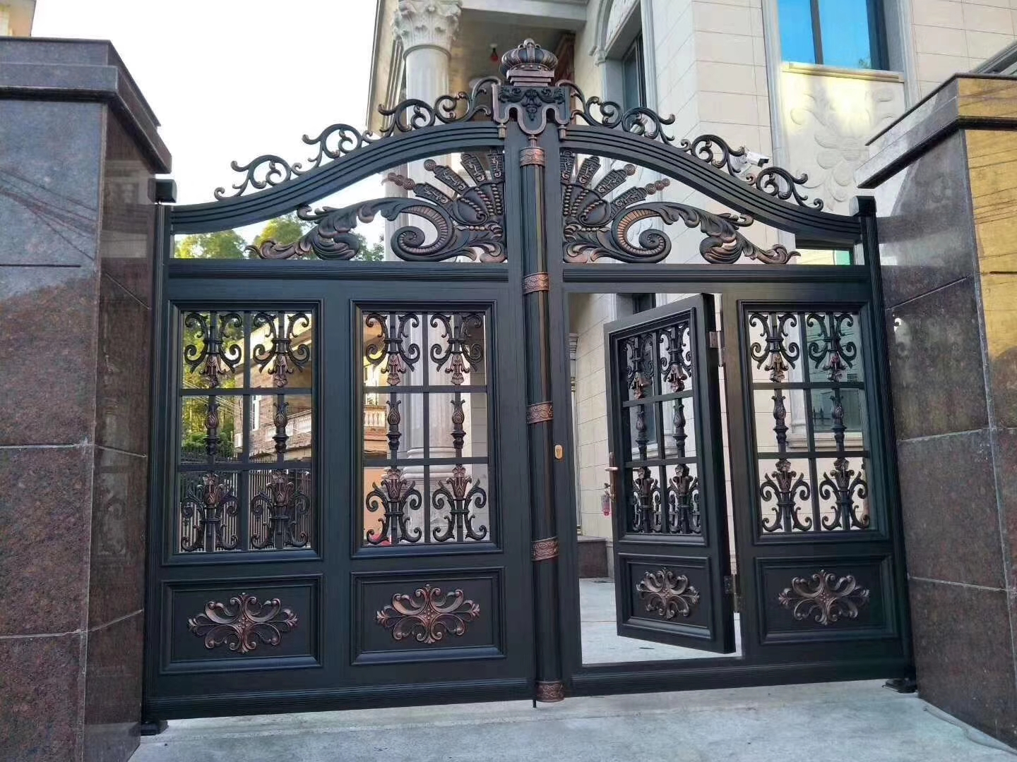 双开铝艺大门安装,双开铝艺大门