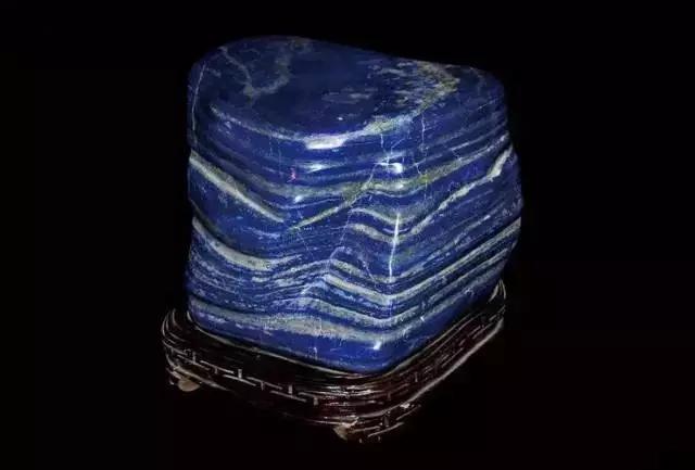 这些石头价值不菲，随便捡到一块妥妥的人生赢家