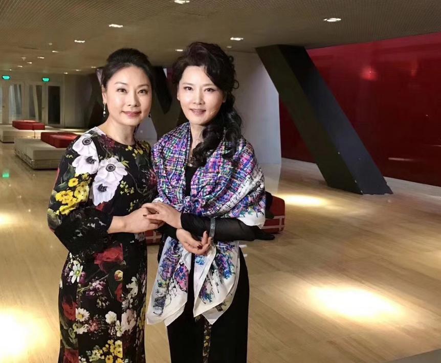 何赛飞穿搭照片,何赛飞丝巾照片