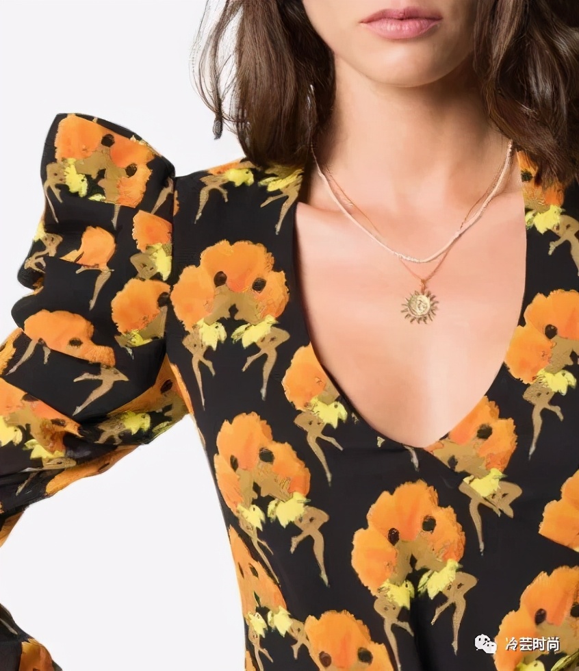 项链的活动扣佩戴方法,项链的佩戴要讲究八大搭配技巧