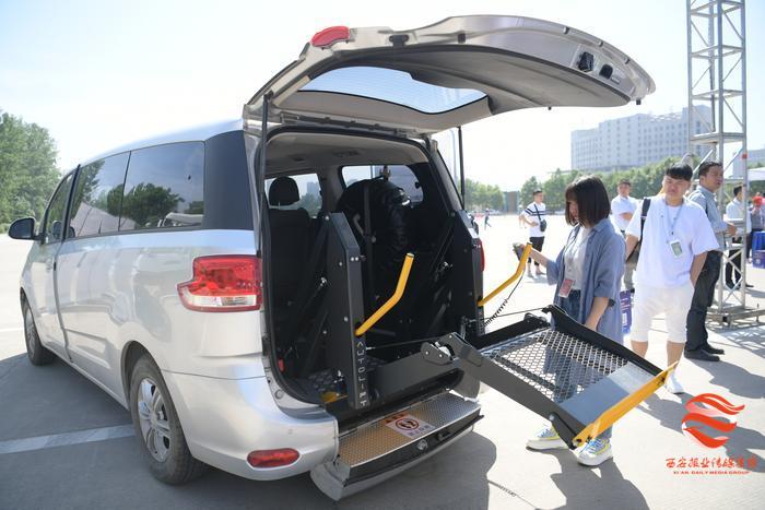 无人驾驶汽车现场演示，定制网约车实现轮椅上下——西安市交通运输行业科技创新最新成果亮相