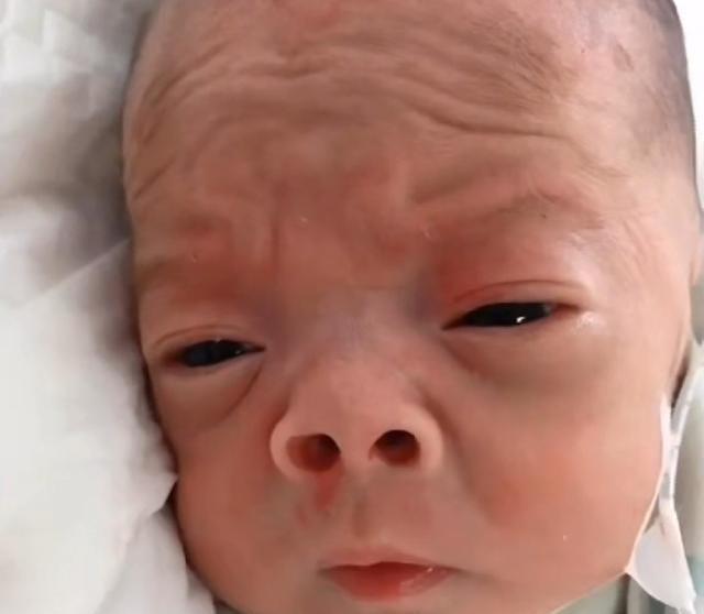 还记得“丑哭宝妈”的网红宝宝吗?当初你嫌我丑,如今美到认不出