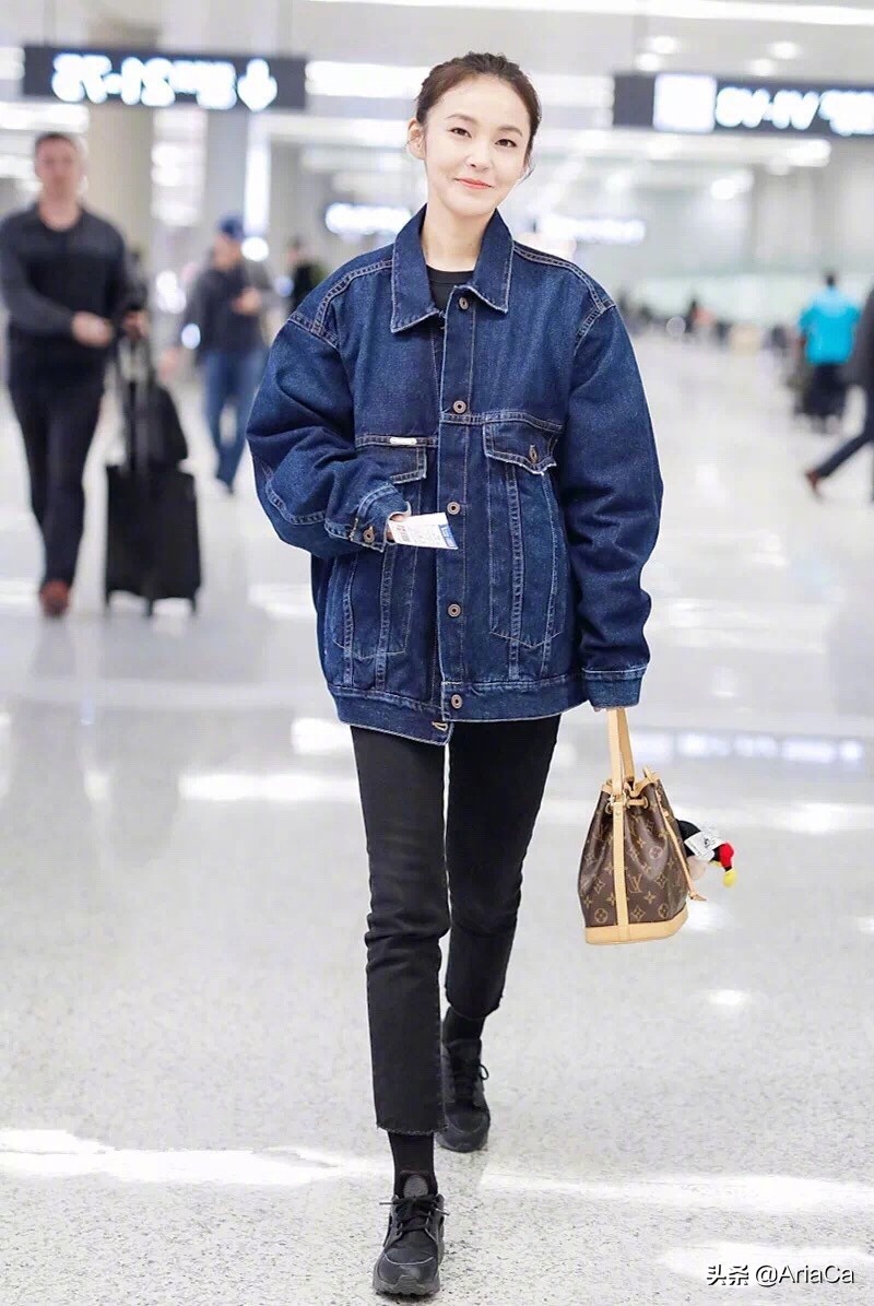 furla白色水桶包李沁同款,李沁高级感穿衣搭配