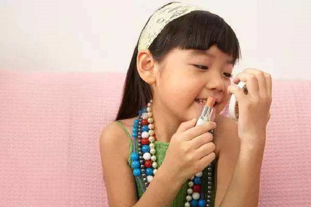 妈妈上厕所孩子吃东西,妈妈上厕所宝宝吃东西