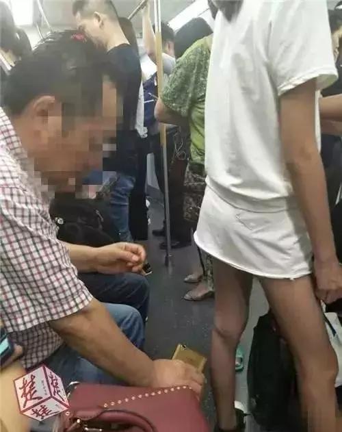 变态男地铁内*拍偷**女生裙底,警方:拘留7天,罚款500元!