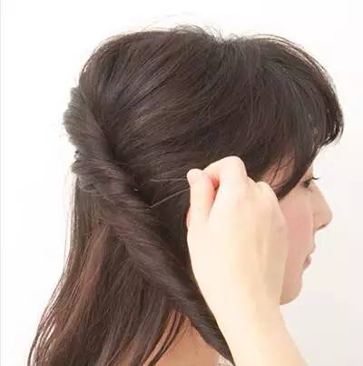 今年流行的侧编发,减龄全编发型