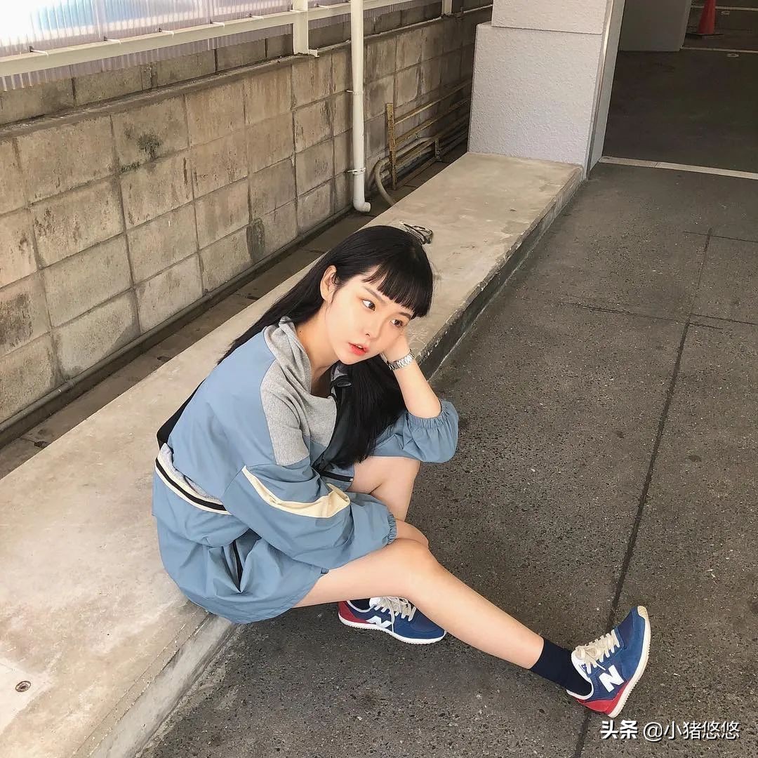 连帽卫衣白色帆布鞋高级穿搭,绿色卫衣配帆布鞋还是老爹鞋