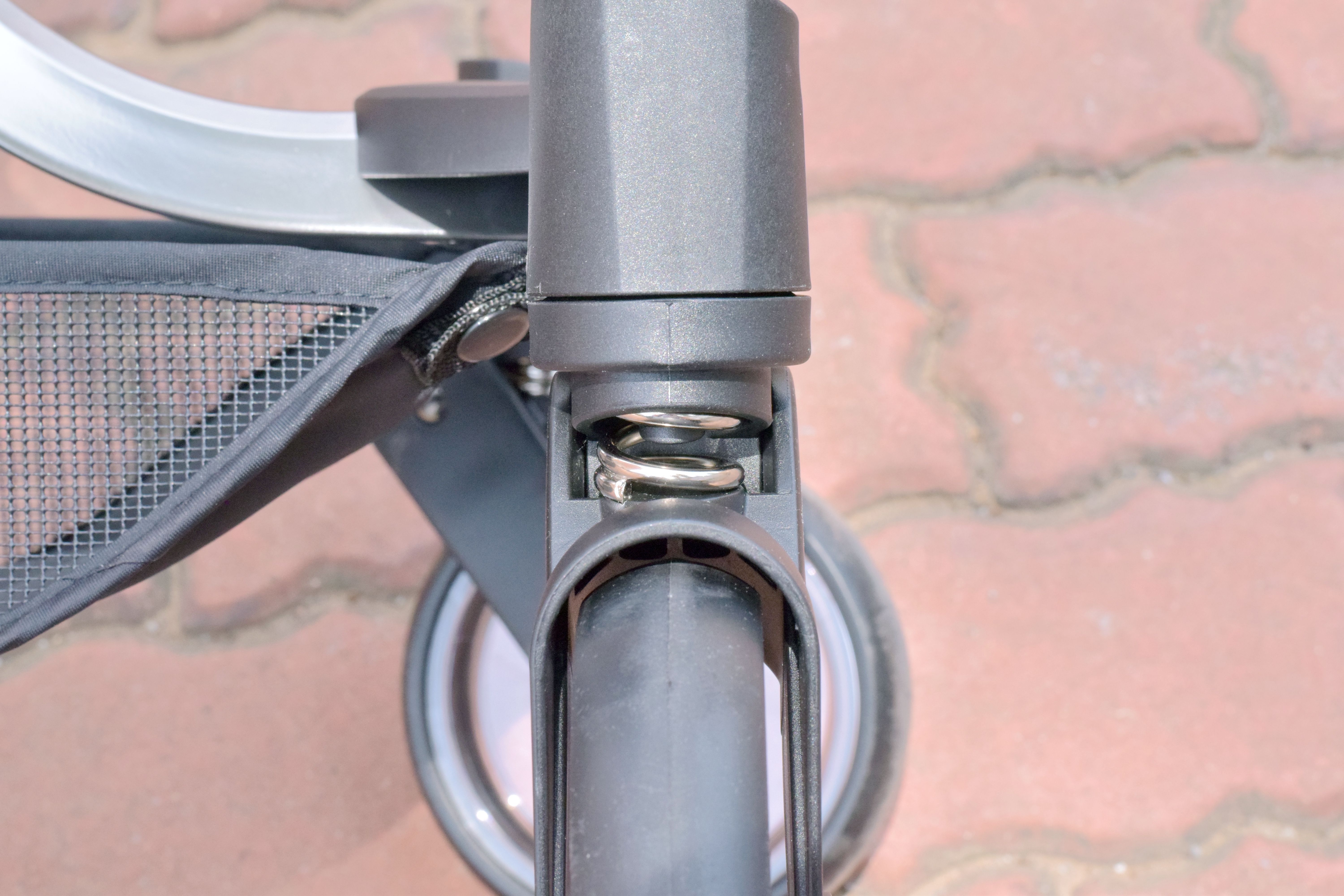 防侧翻设计，单手开合，小米推出首款轻便溜娃车，网友：价格合理