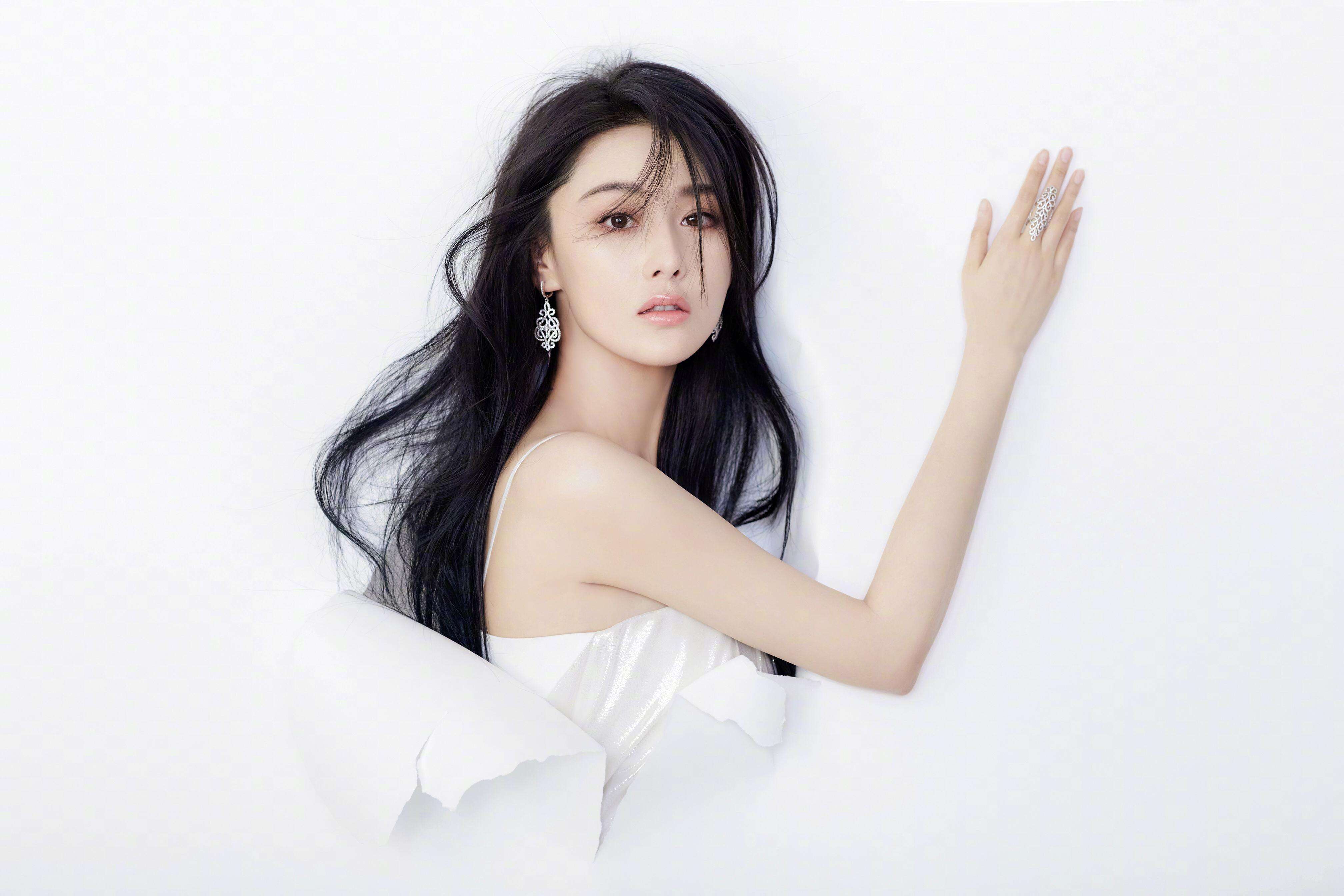 张馨予妩媚动人艳压群芳气质强大,张馨予足球惊艳写真照