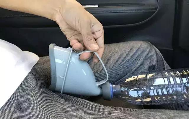 小长假自驾出游，堵车尿急怎么办？你可以掏出这件神器...