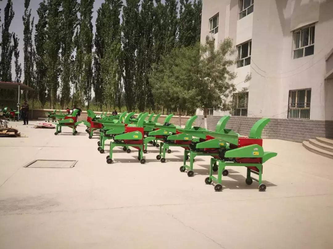 且末县英吾斯塘乡贫困户喜领饲草粉碎机