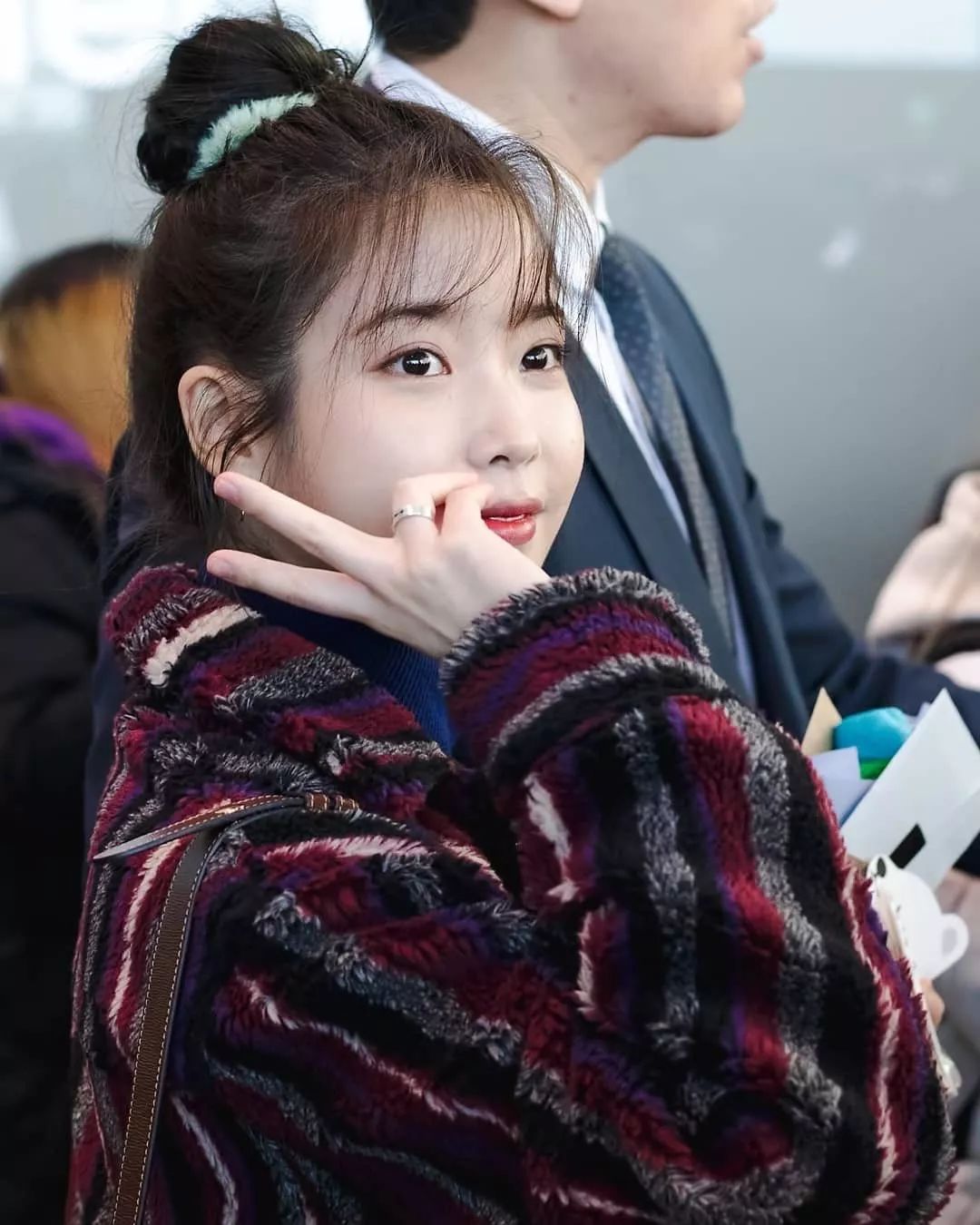 iu的时尚品味,iu穿杏色牛仔外套