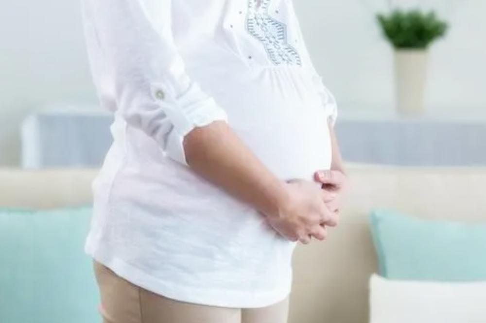 孕妈妈手摸哪里胎宝宝动哪里,胎宝宝会在妈妈身体的什么位置