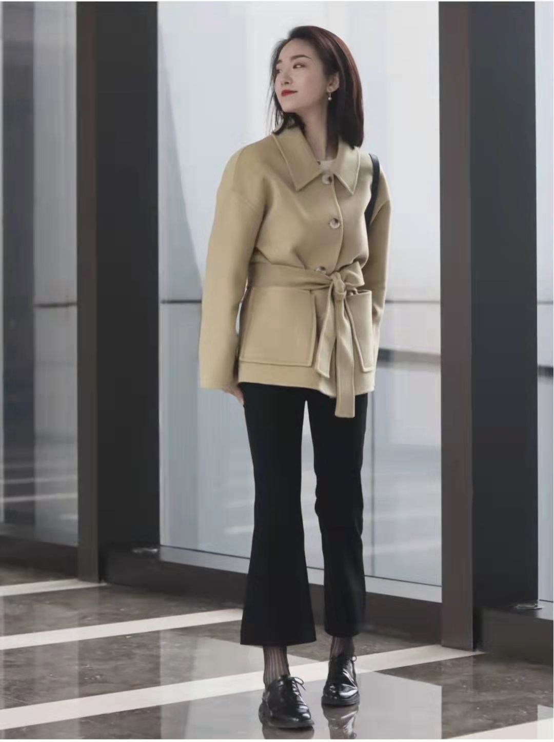 喇叭牛仔裤搭配卫衣好看吗,喇叭牛仔裤怎么搭配上衣和鞋