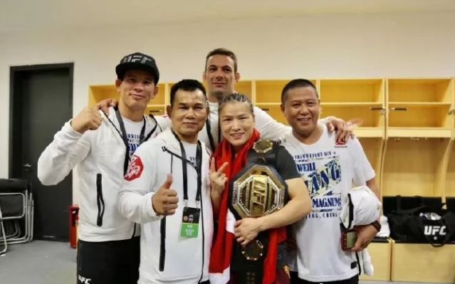 嘲讽中国疫情的外国拳手，被这个中国姑娘打成了猪头