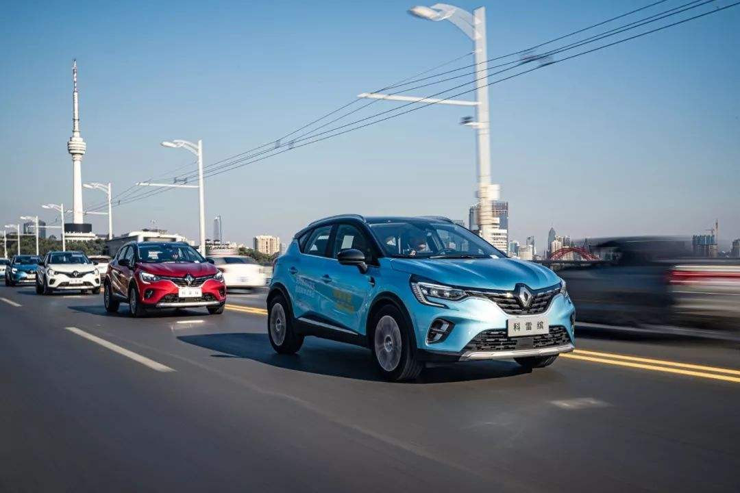 减速时踩离合还是刹车,减速踩刹车时离合器应该踩到底吗