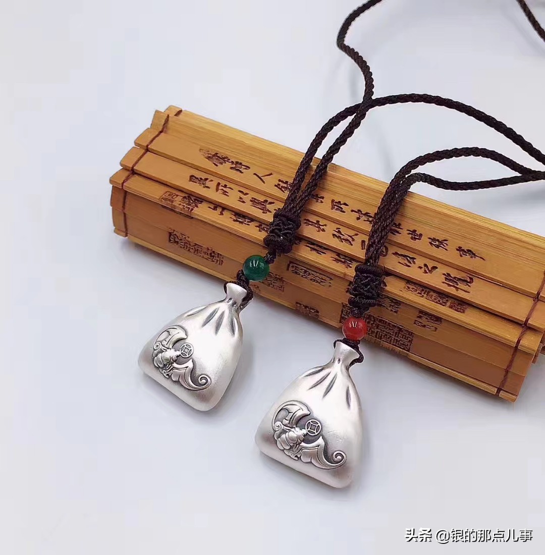 长辈送的银锁能送人不,小银锁可以自己买给自己戴吗