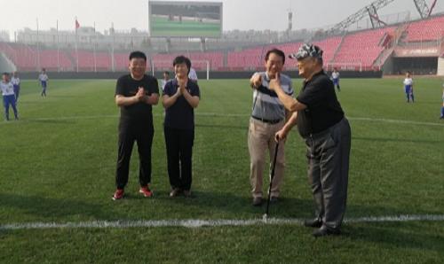 中国足球老运动员们踢友谊赛,中国足球球迷助威