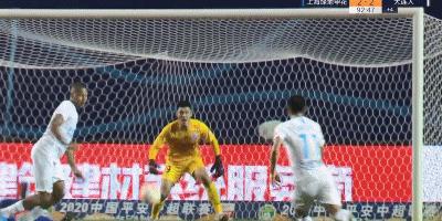 昨晚中超联赛上演“胸出没”,“胸打”造争议点球“胸二”乌龙