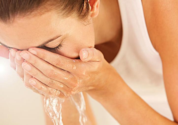 热水和冷水哪个洗脸容易长痘,热水洗脸和洗面奶洗脸哪个好