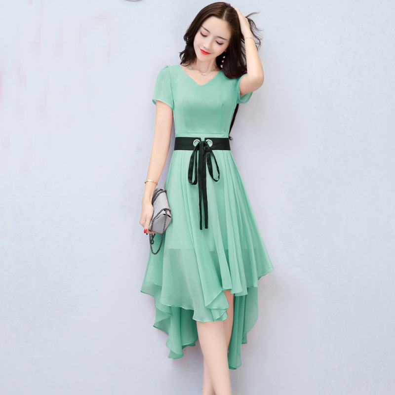 若人手持花枝，颤颤然，他人莫可学也。雪纺连衣裙，超仙的哦