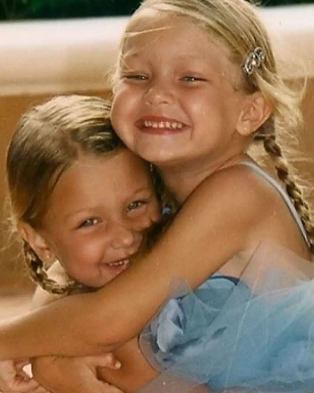 超模bellahadid现场喷制礼服,bellahadid变身复古摩登女郎