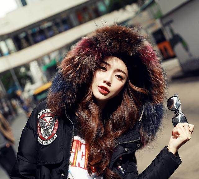 怪不得老婆把皮衣全扔了，如今流行这样的棉袄，保暖又上档次