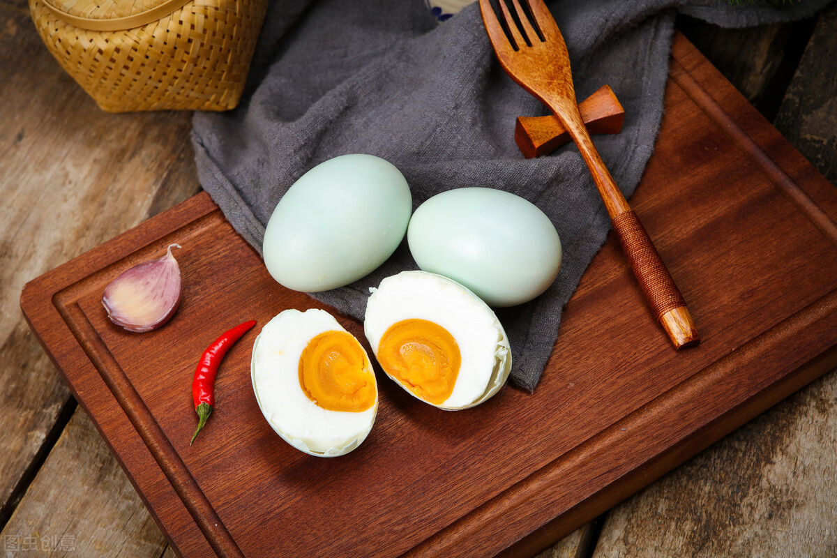 剑鸭蛋与普通鸭蛋营养哪个好,买鸭蛋是选白壳还是青壳