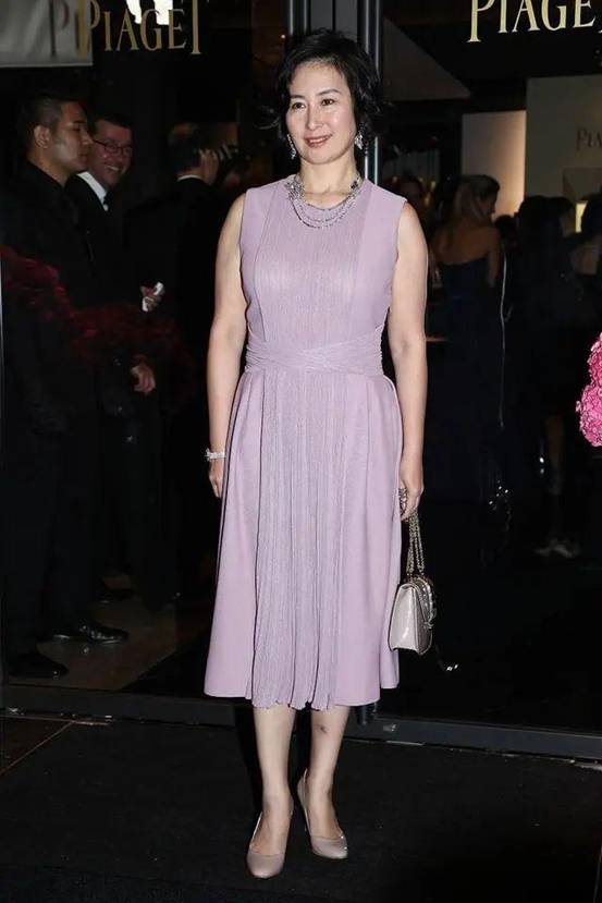 何超琼尽显老态不爱打扮,何超琼罕见现身气质是高贵优雅