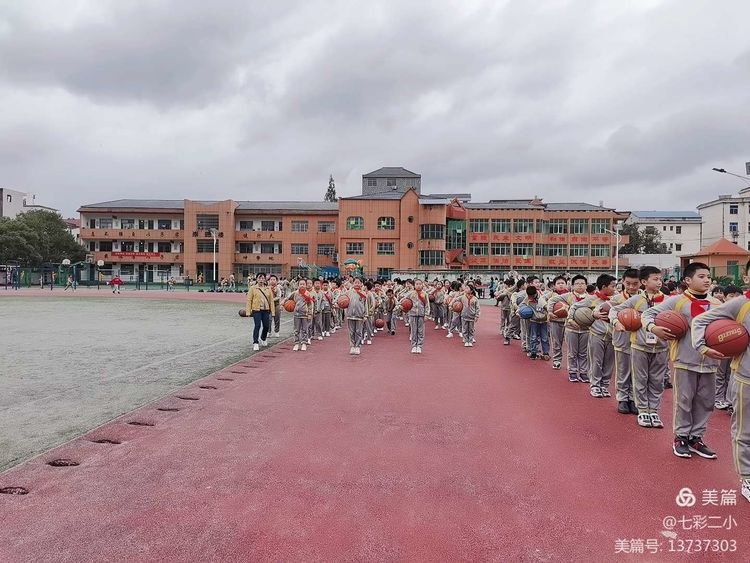 有难度的篮球操表演秀,小学生单人花样篮球表演视频