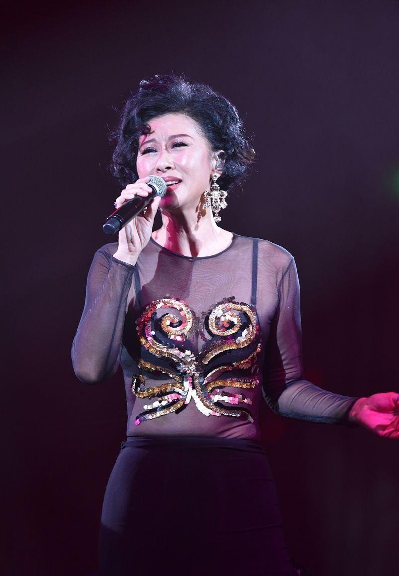 叶倩文的年龄写在身材上，穿透视上衣显出肚腩，短裙穿得有点紧