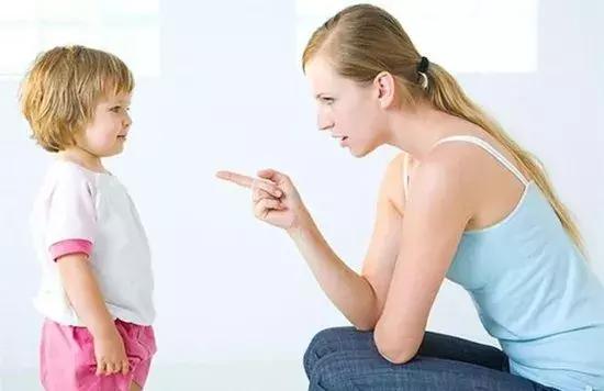 孩子总是对着家人吐口水,孩子老喜欢吐别人口水该怎么教育