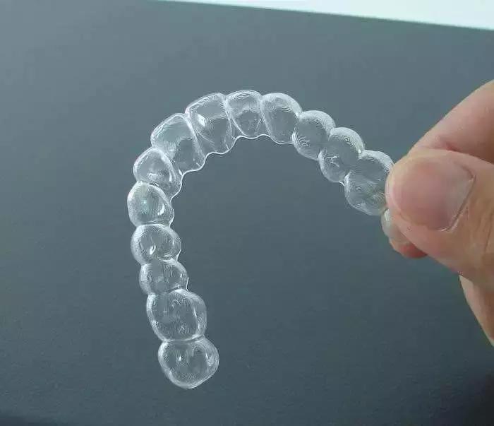 为什么矫正完牙还能反弹呢,为什么矫正完牙齿上门牙还是凸