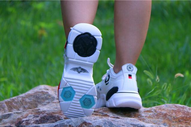 鞋底下有弹簧的鞋子,鞋底有足弓支撑的走路就不累脚吗